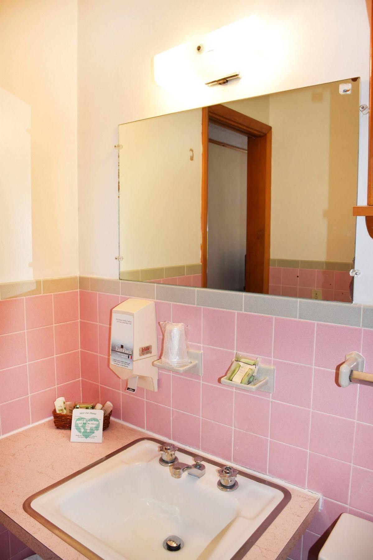 Wakita Court Motel Куінсбері Екстер'єр фото